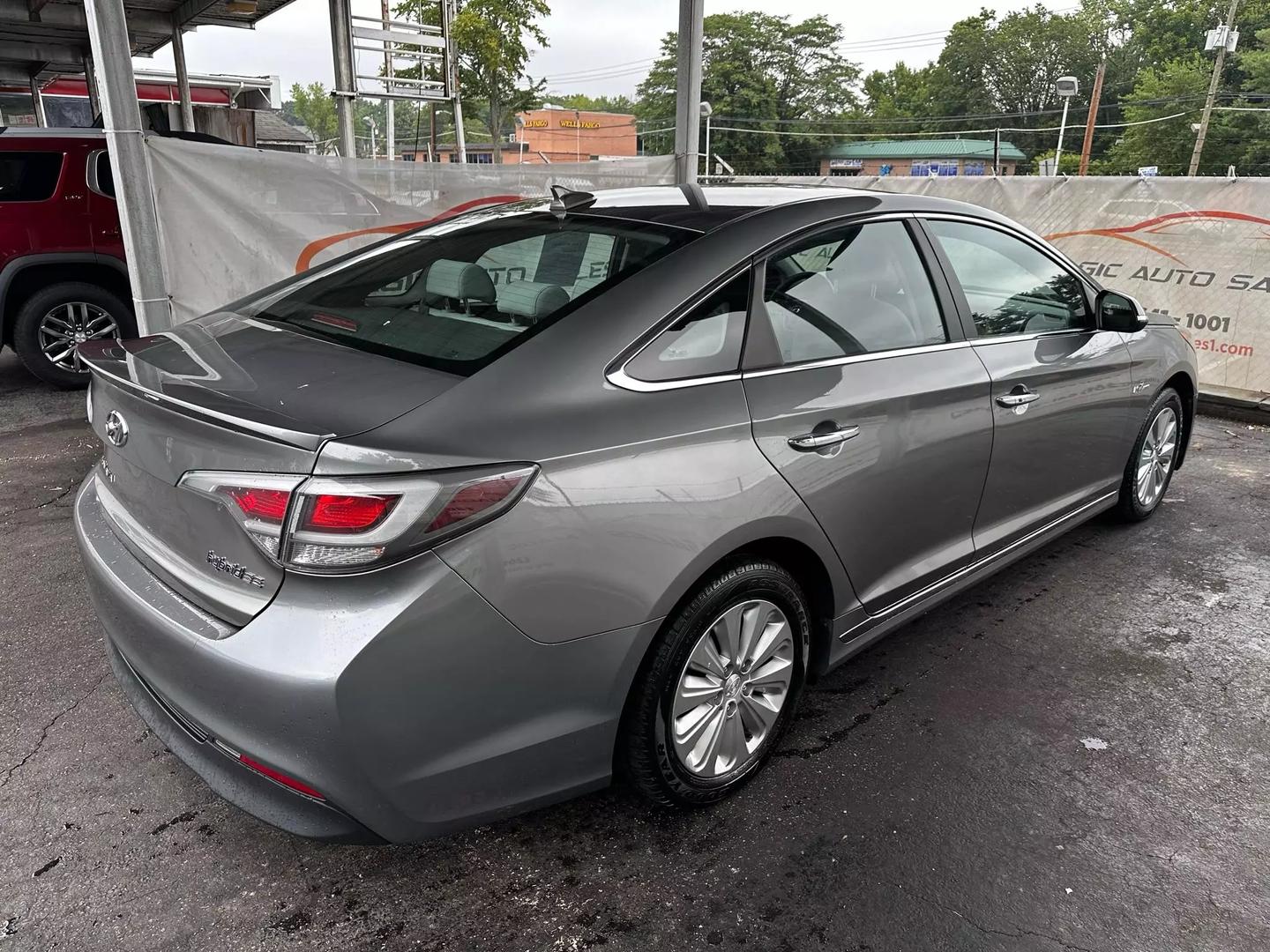 2017 Hyundai Sonata Hybrid - Image 12