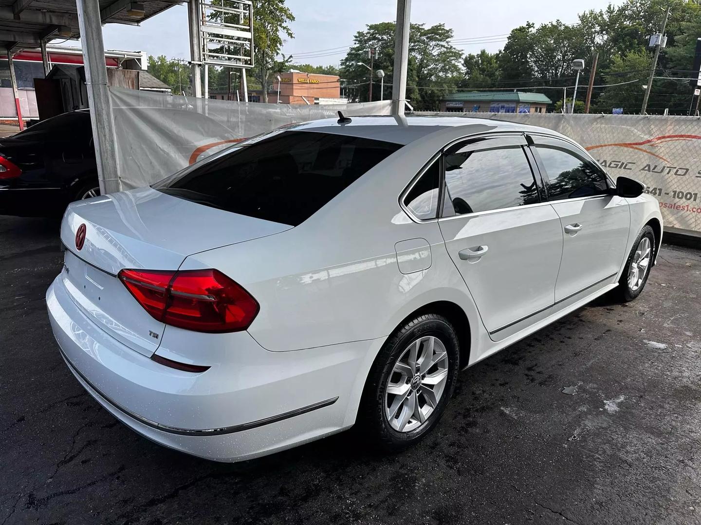 2016 Volkswagen Passat - Image 12