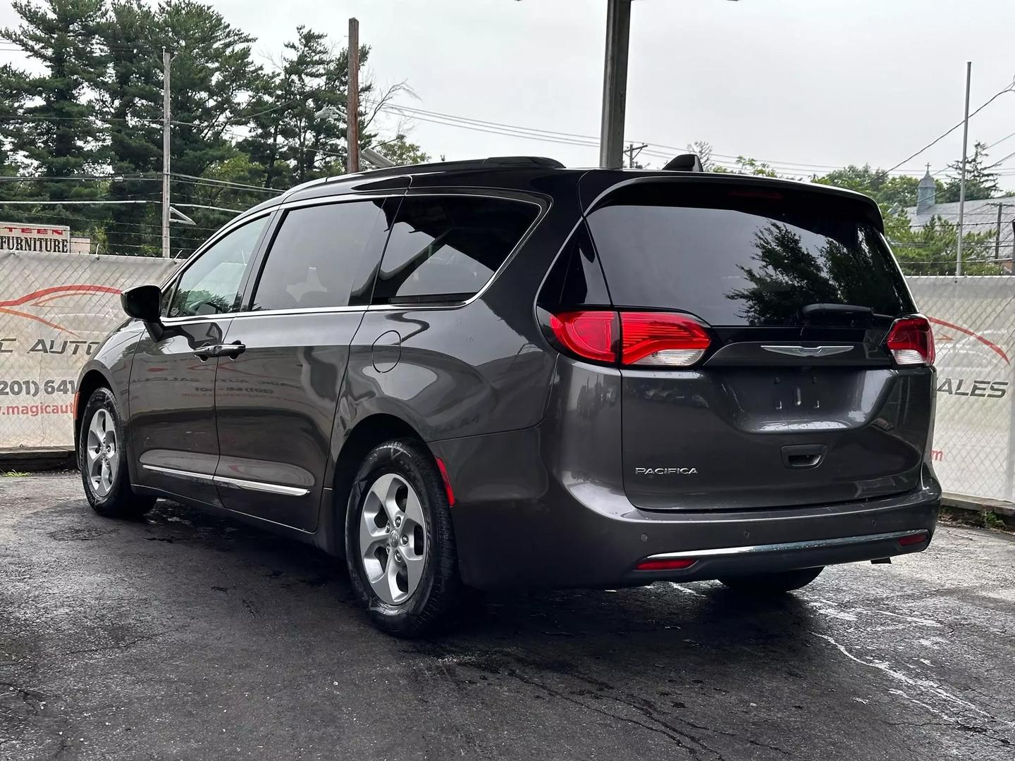 2017 Chrysler Pacifica - Image 7