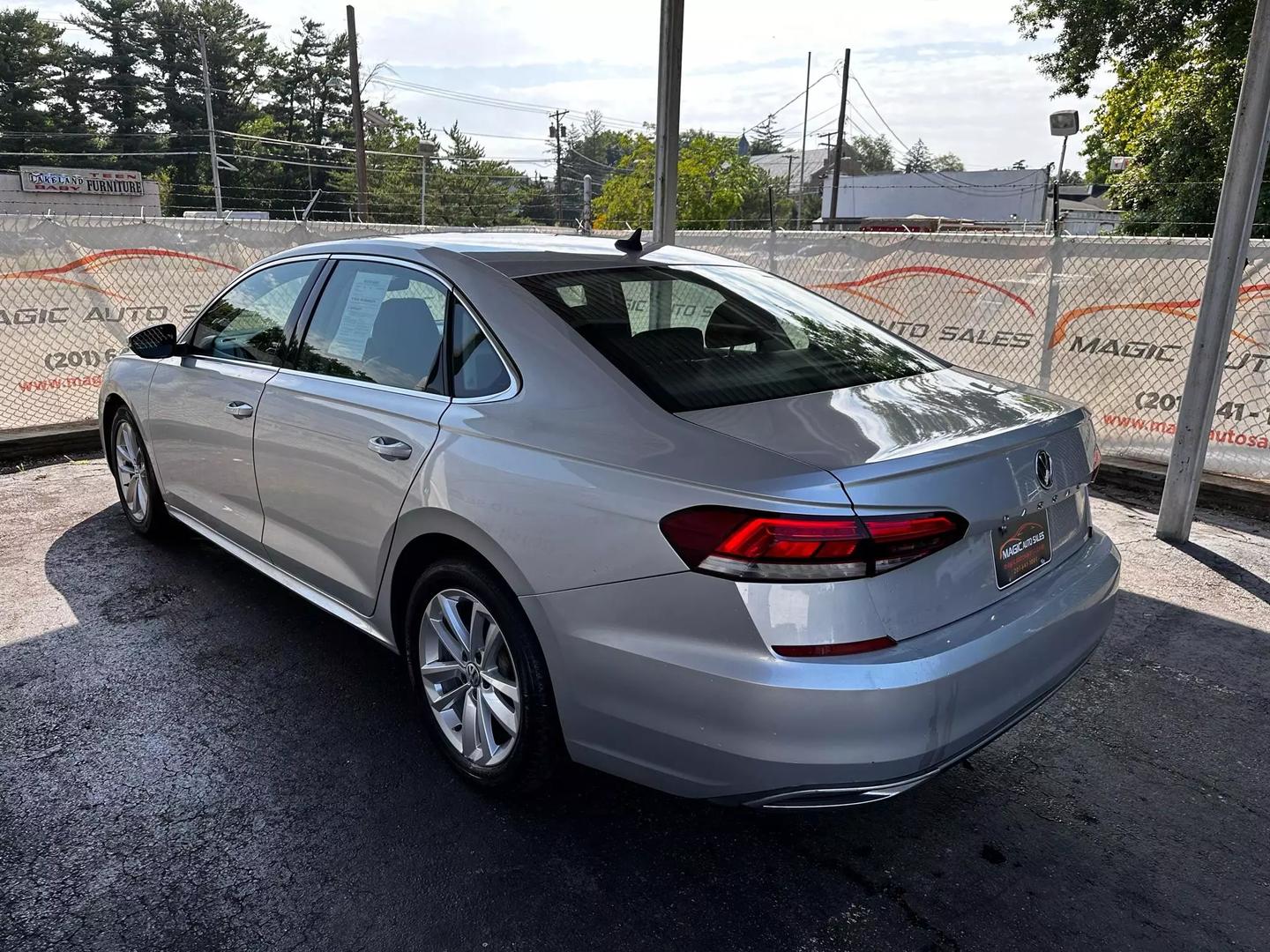 2020 Volkswagen Passat - Image 13