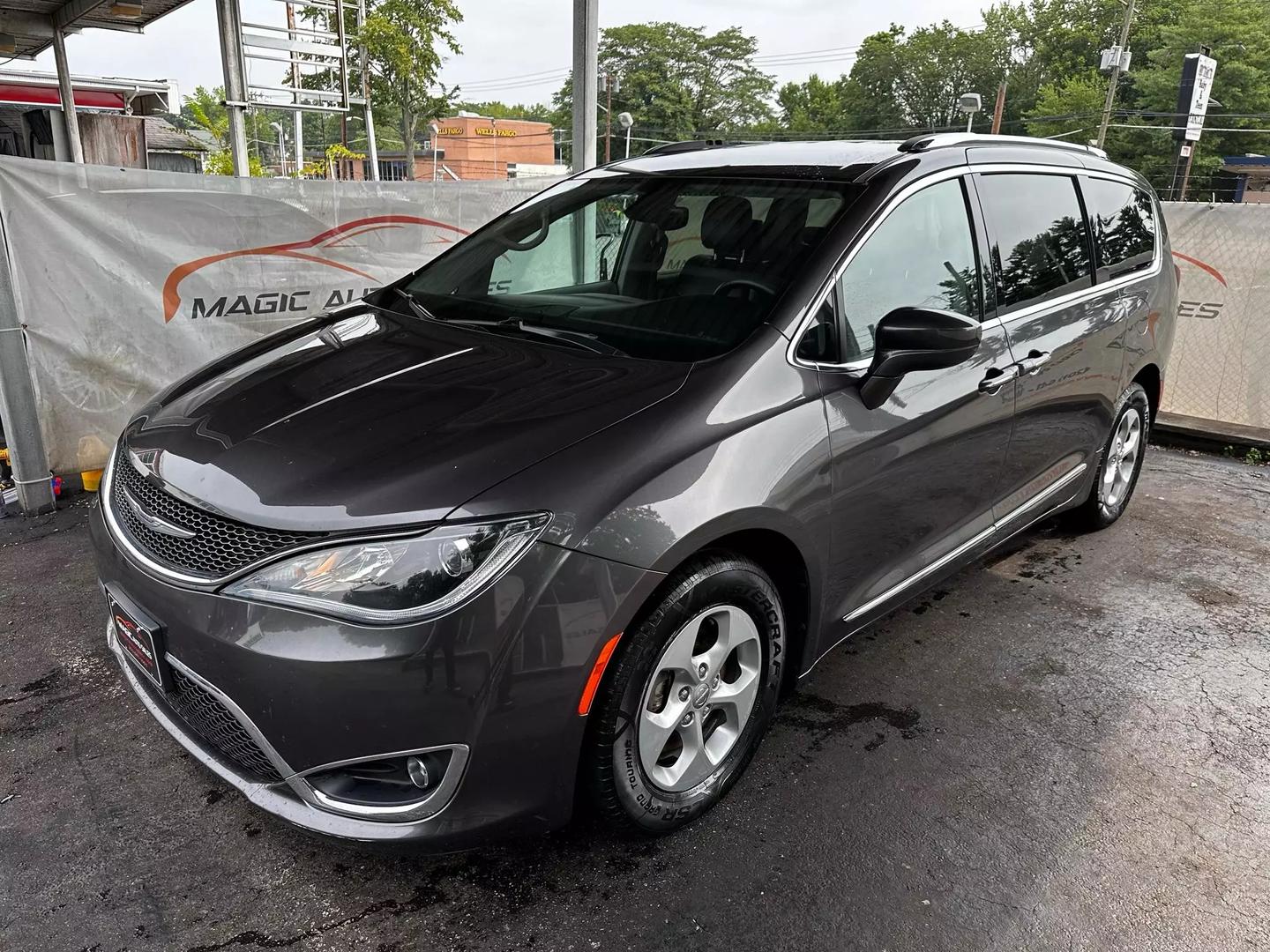 2017 Chrysler Pacifica - Image 11