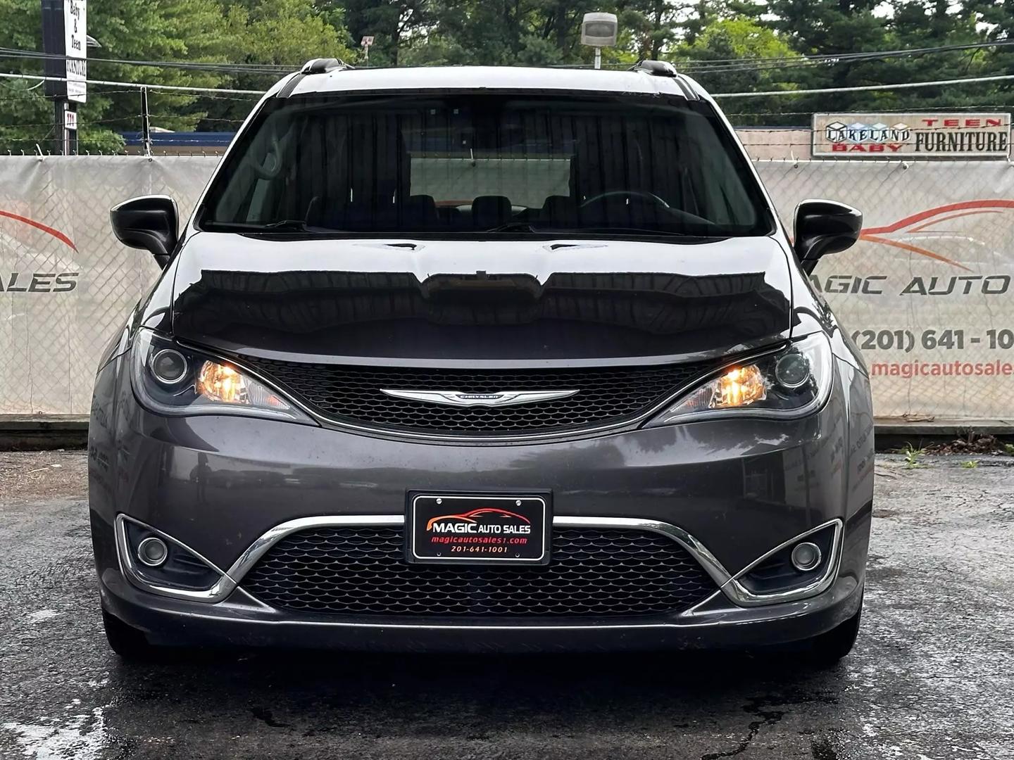 2017 Chrysler Pacifica - Image 5