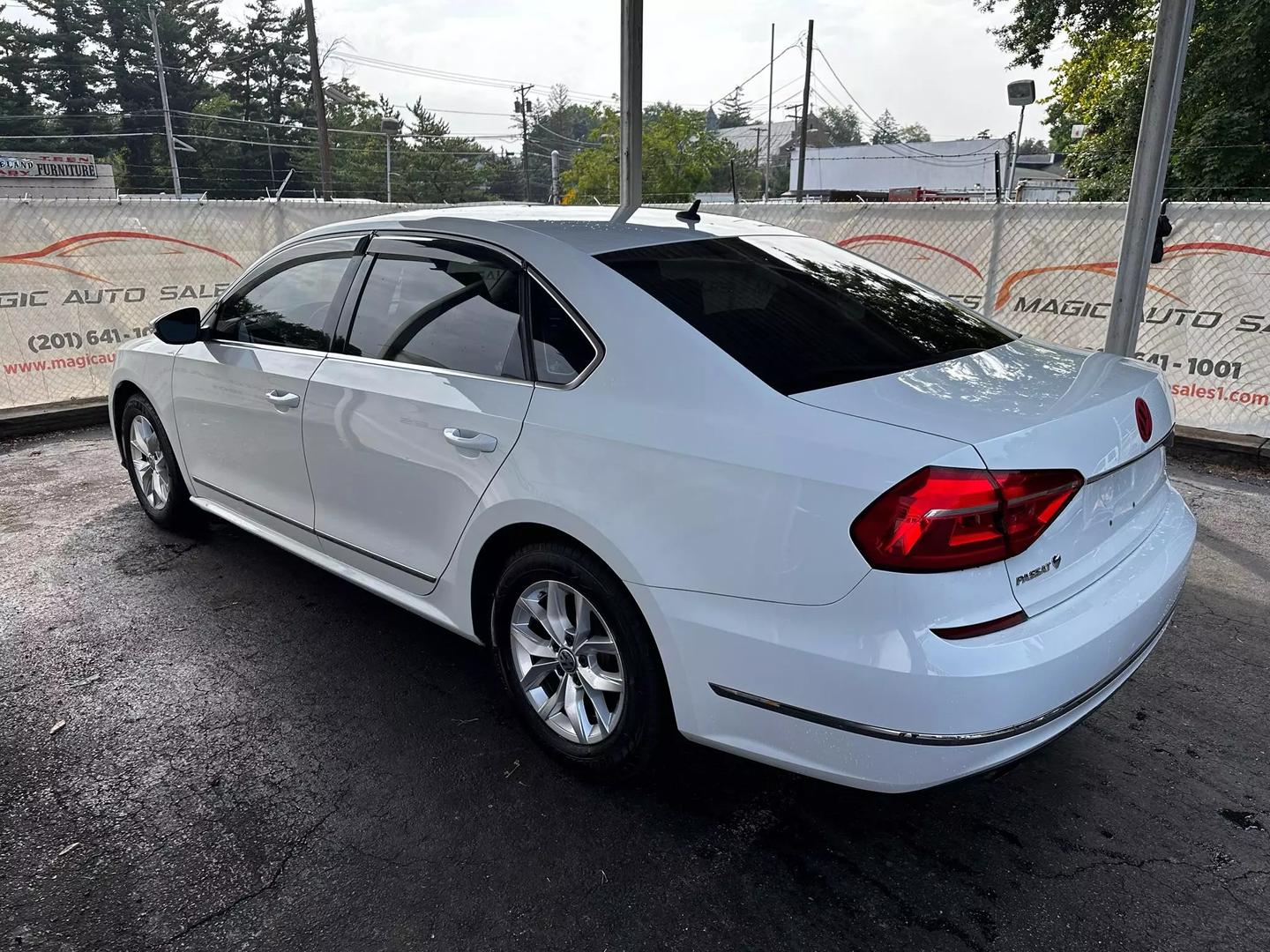 2016 Volkswagen Passat - Image 13