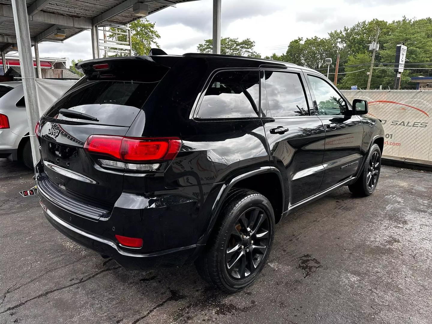 2017 Jeep Grand Cherokee - Image 12