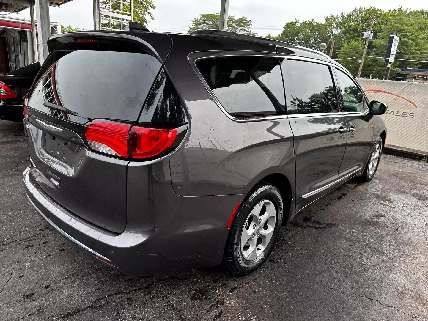 2017 Chrysler Pacifica - Image 12