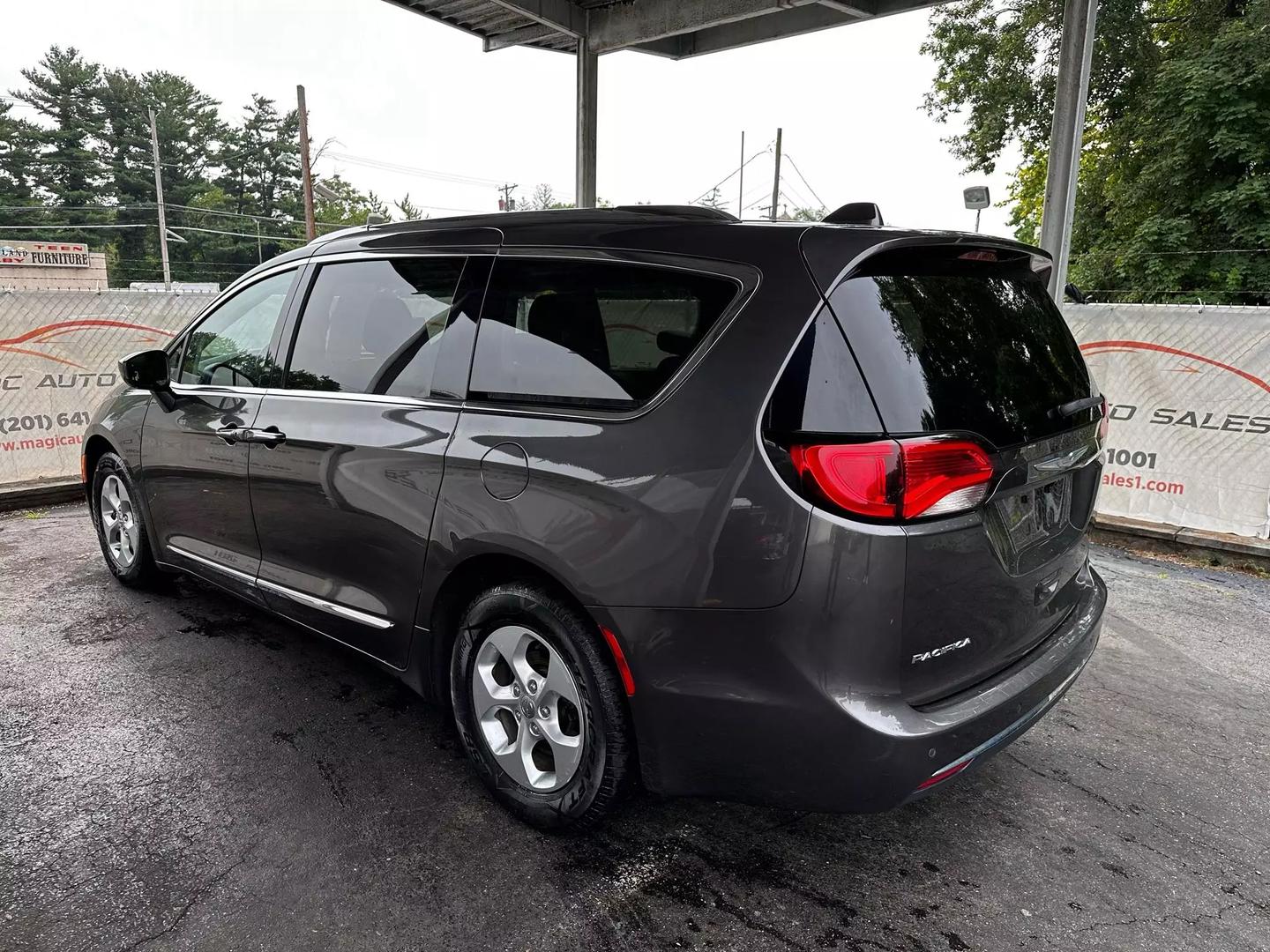 2017 Chrysler Pacifica - Image 13