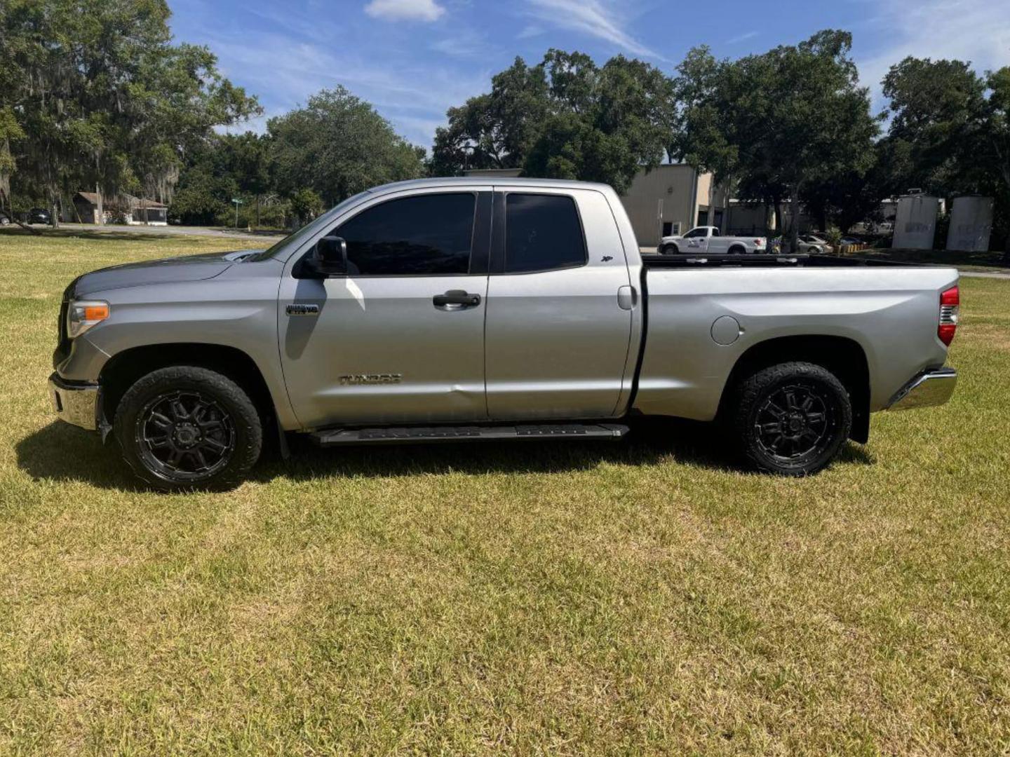 2015 Toyota Tundra SR5 photo 2