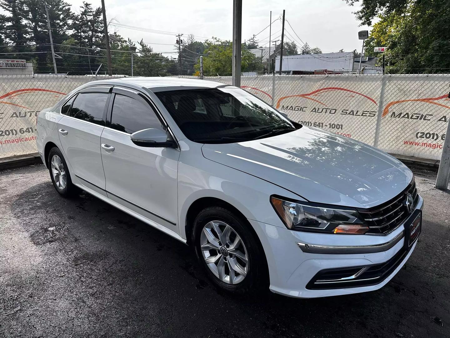 2016 Volkswagen Passat - Image 11