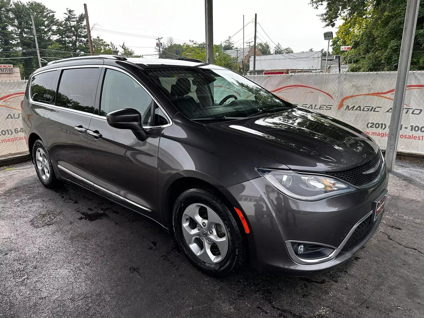 2017 Chrysler Pacifica - Image 10