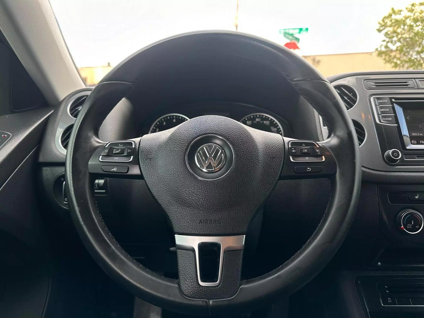 2016 Volkswagen Tiguan - Image 28