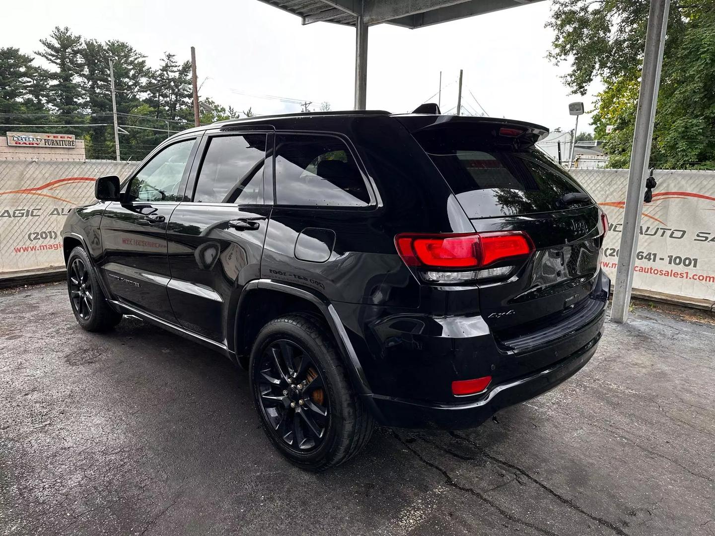 2017 Jeep Grand Cherokee - Image 13