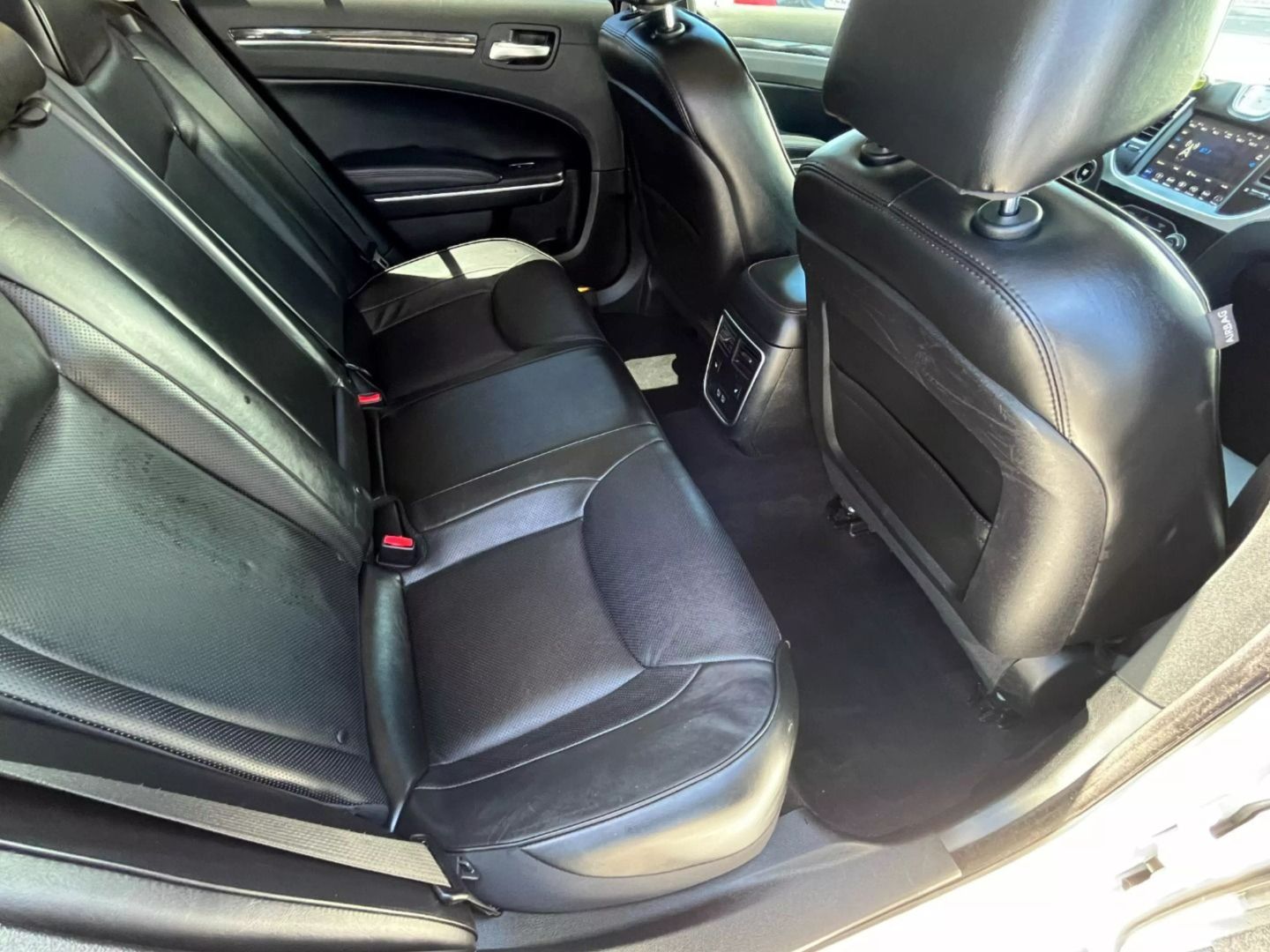 2019 Chrysler 300  Vin: 2c3ccaeg5kh585953 Stock Id: 585953 - Image 15