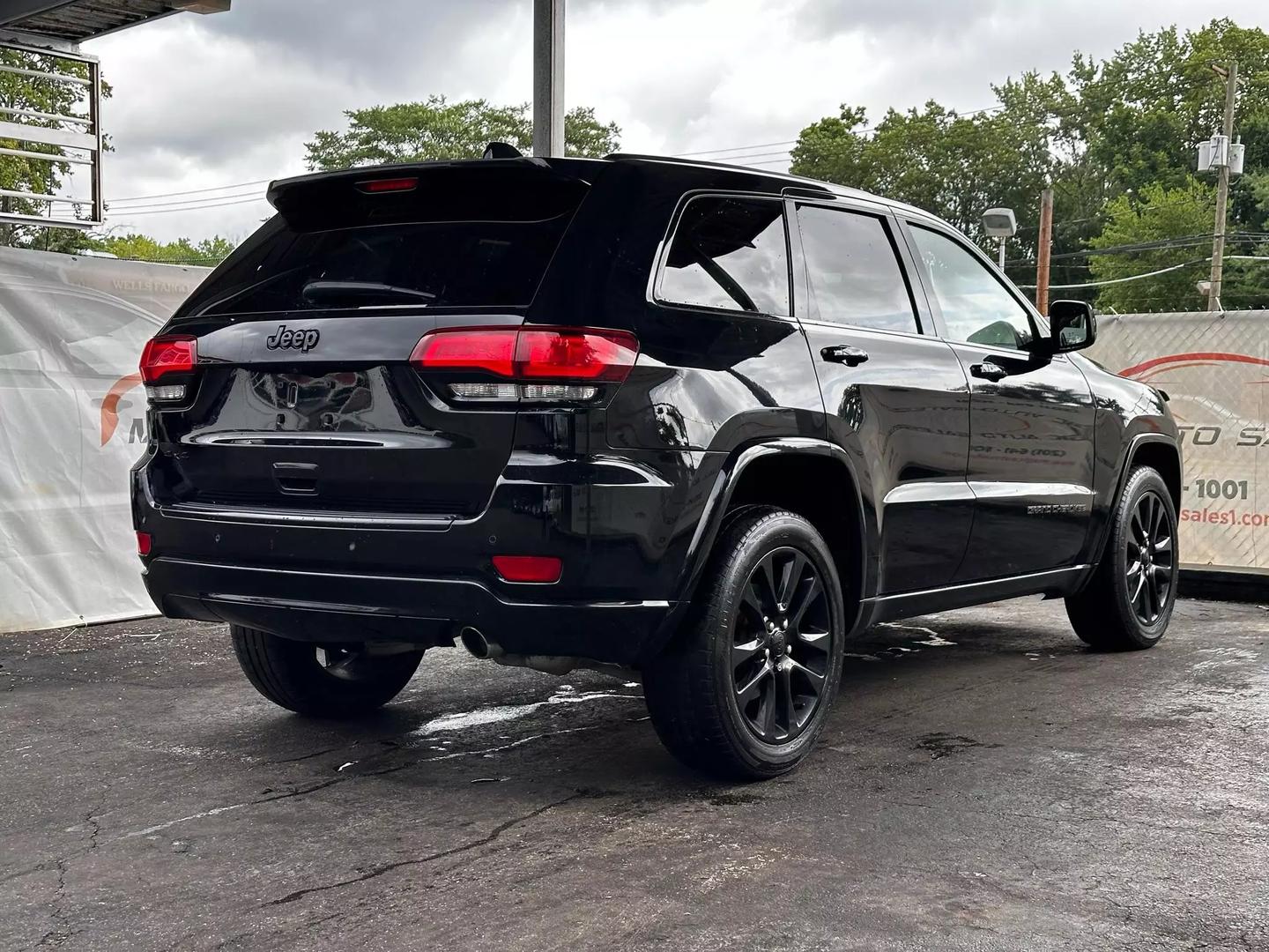 2017 Jeep Grand Cherokee - Image 9