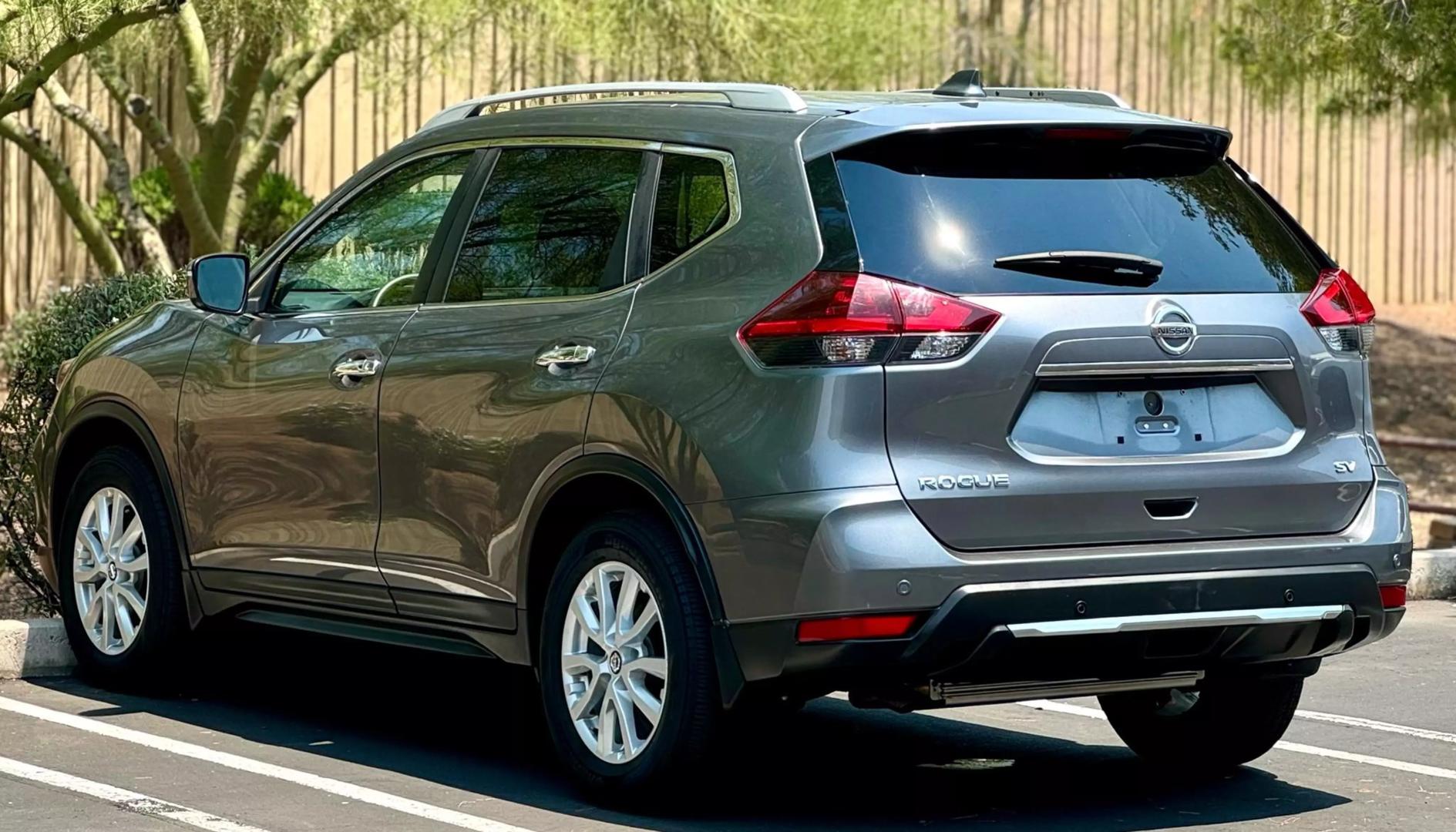 2019 Nissan Rogue SV photo 6