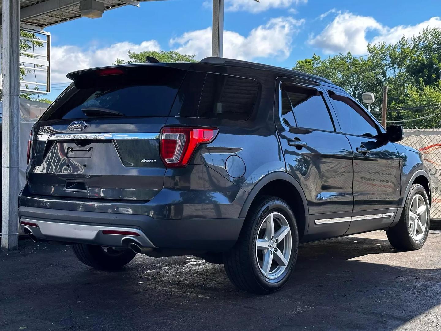 2017 Ford Explorer - Image 9