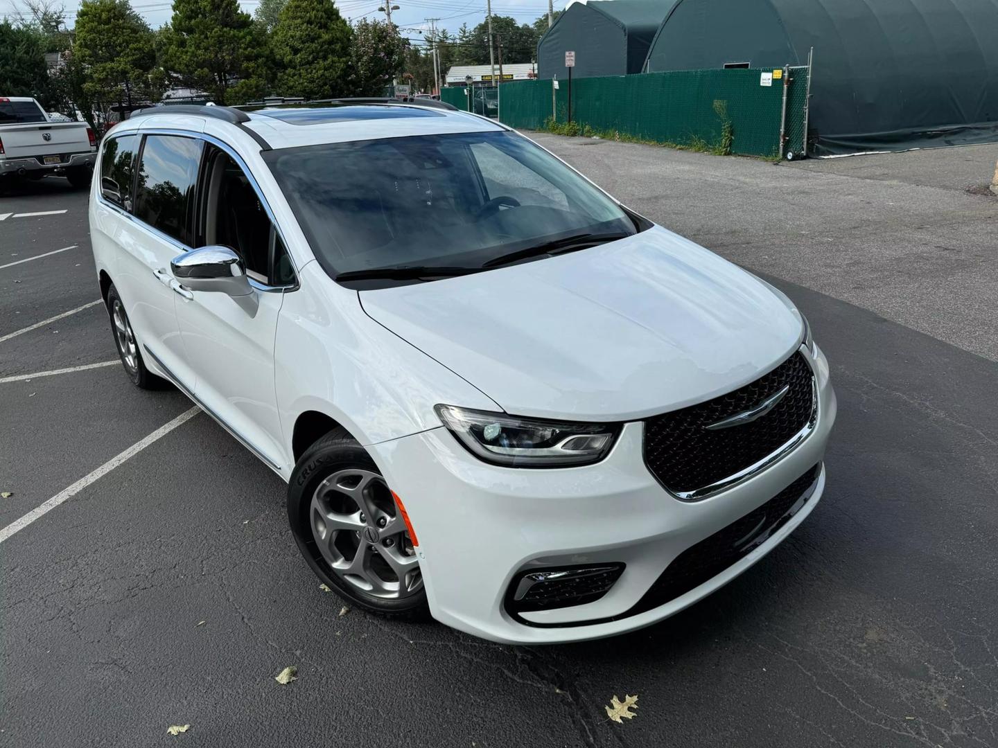 2022 Chrysler Pacifica Limited photo 3