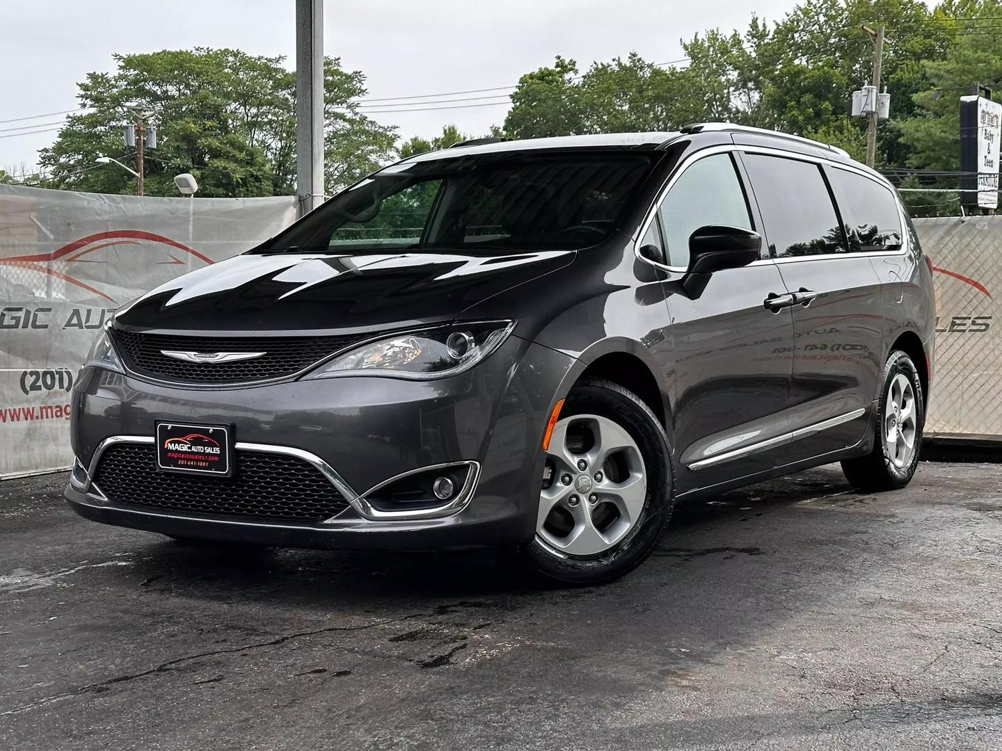 2017 Chrysler Pacifica - Image 1