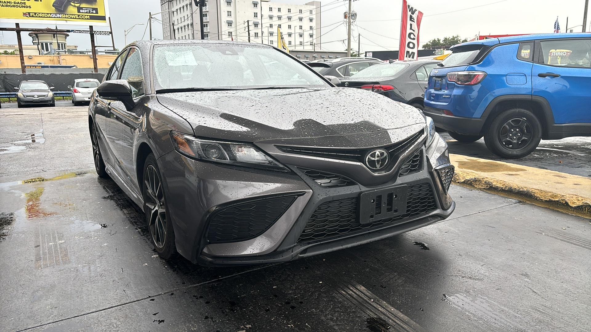 2022 Toyota Camry SE photo 1