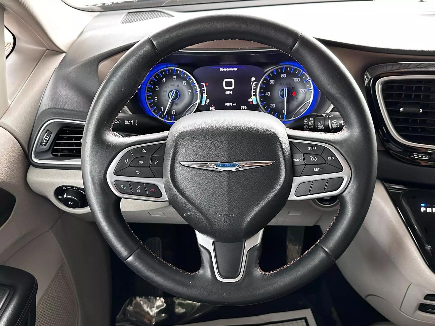 2017 Chrysler Pacifica - Image 23