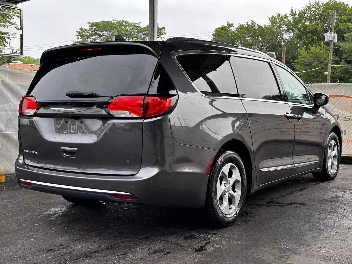 2017 Chrysler Pacifica - Image 9