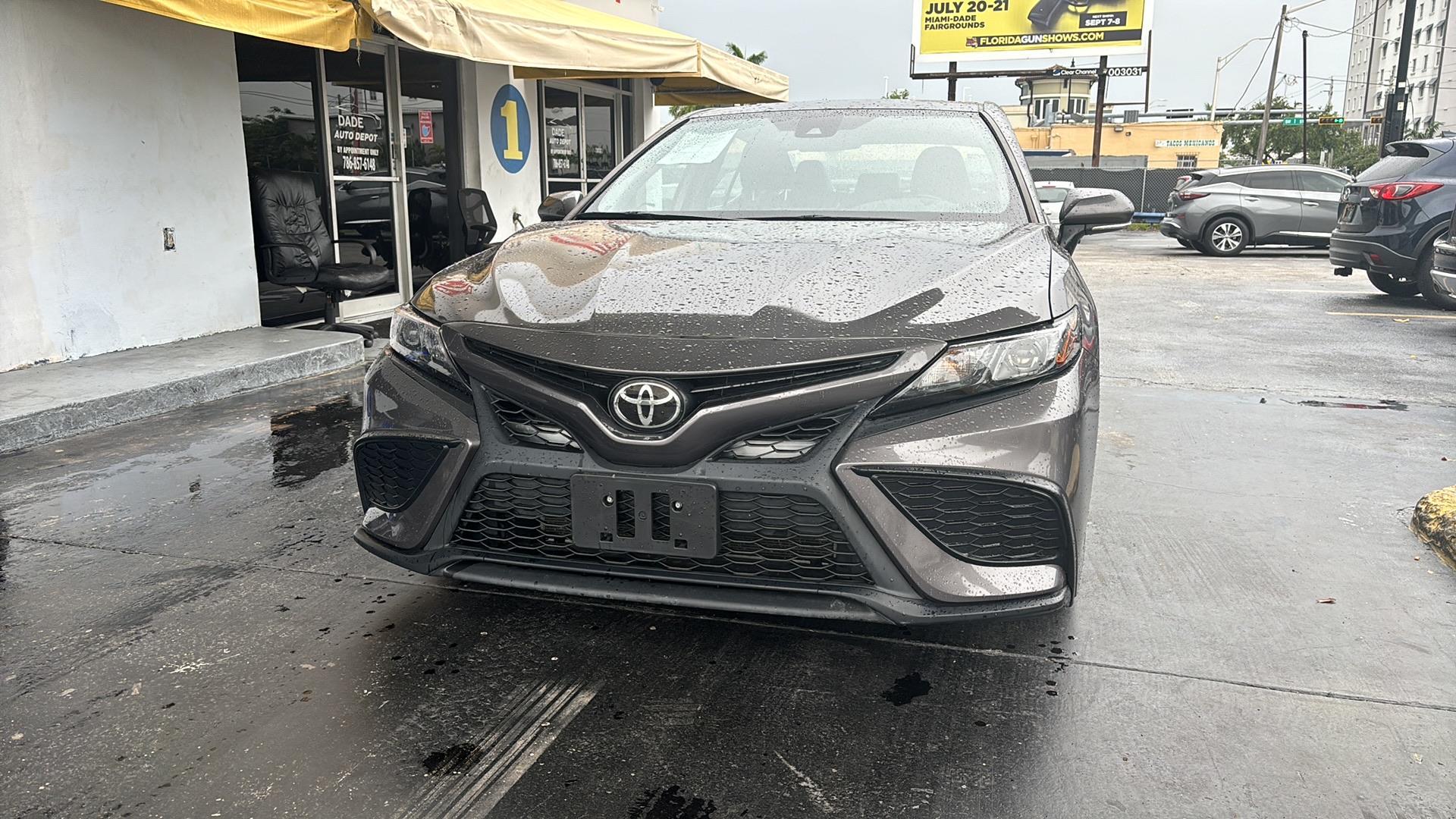 2022 Toyota Camry SE photo 3