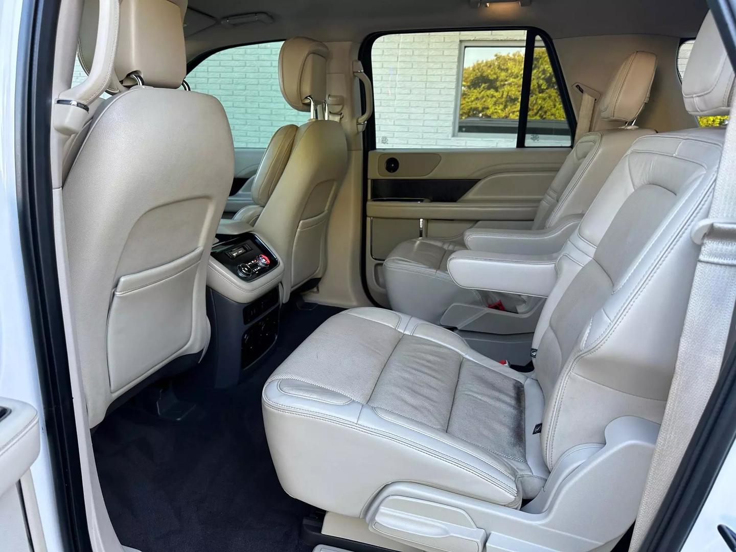 2019 Lincoln Navigator L - Image 25