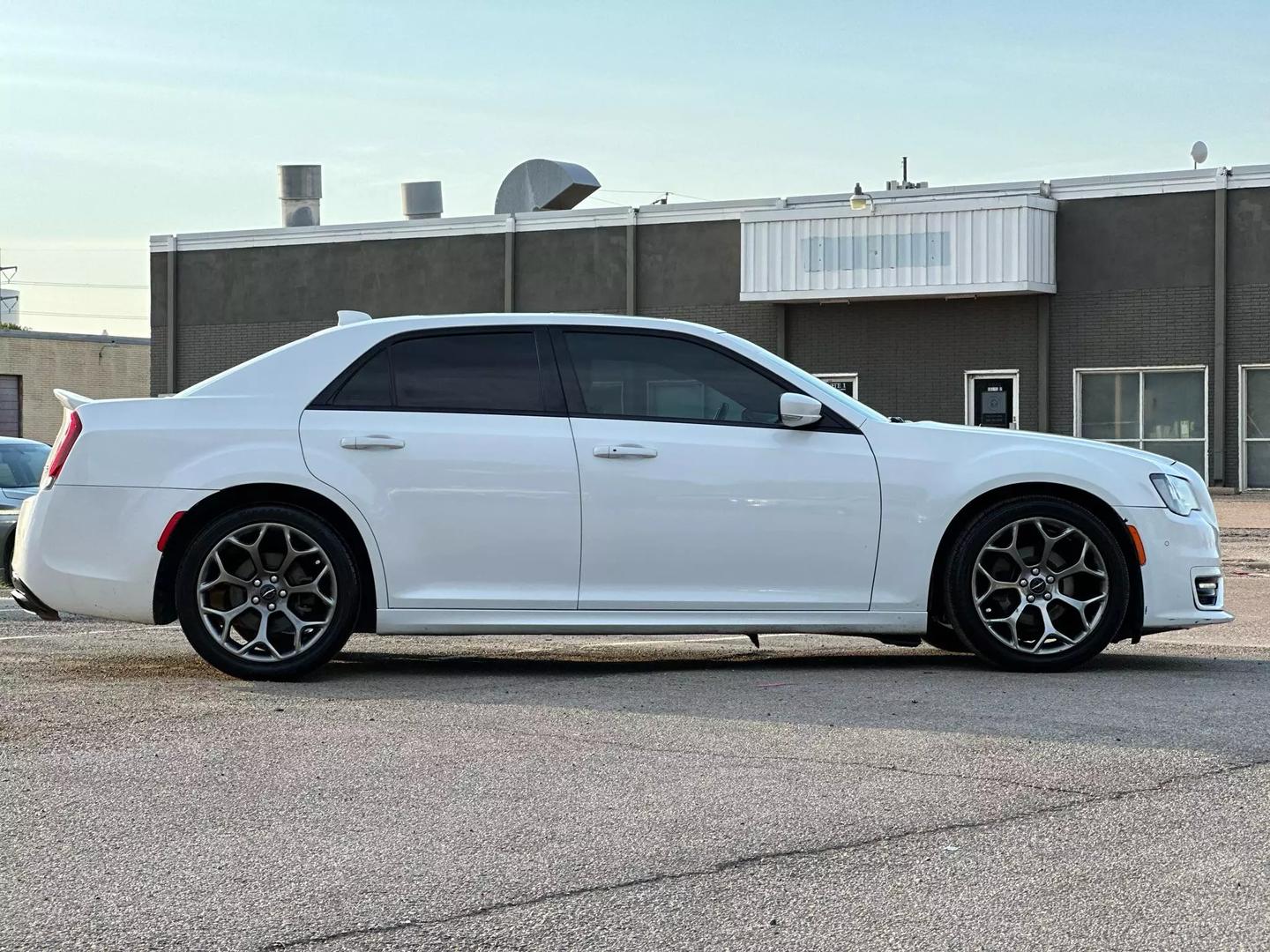 2018 Chrysler 300 - Image 9