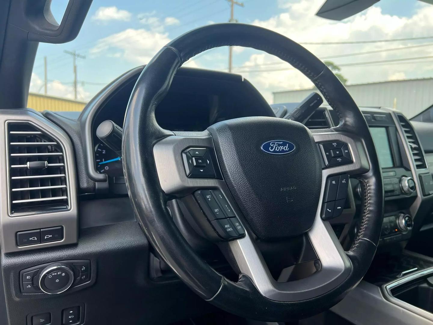 2019 Ford F250 Super Duty Crew Cab - Image 12