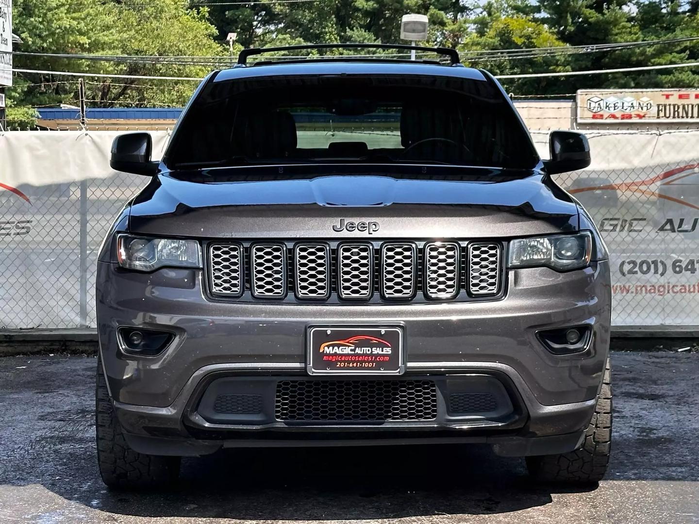 2017 Jeep Grand Cherokee - Image 5