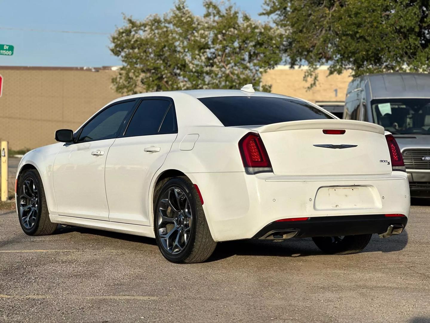 2018 Chrysler 300 - Image 5