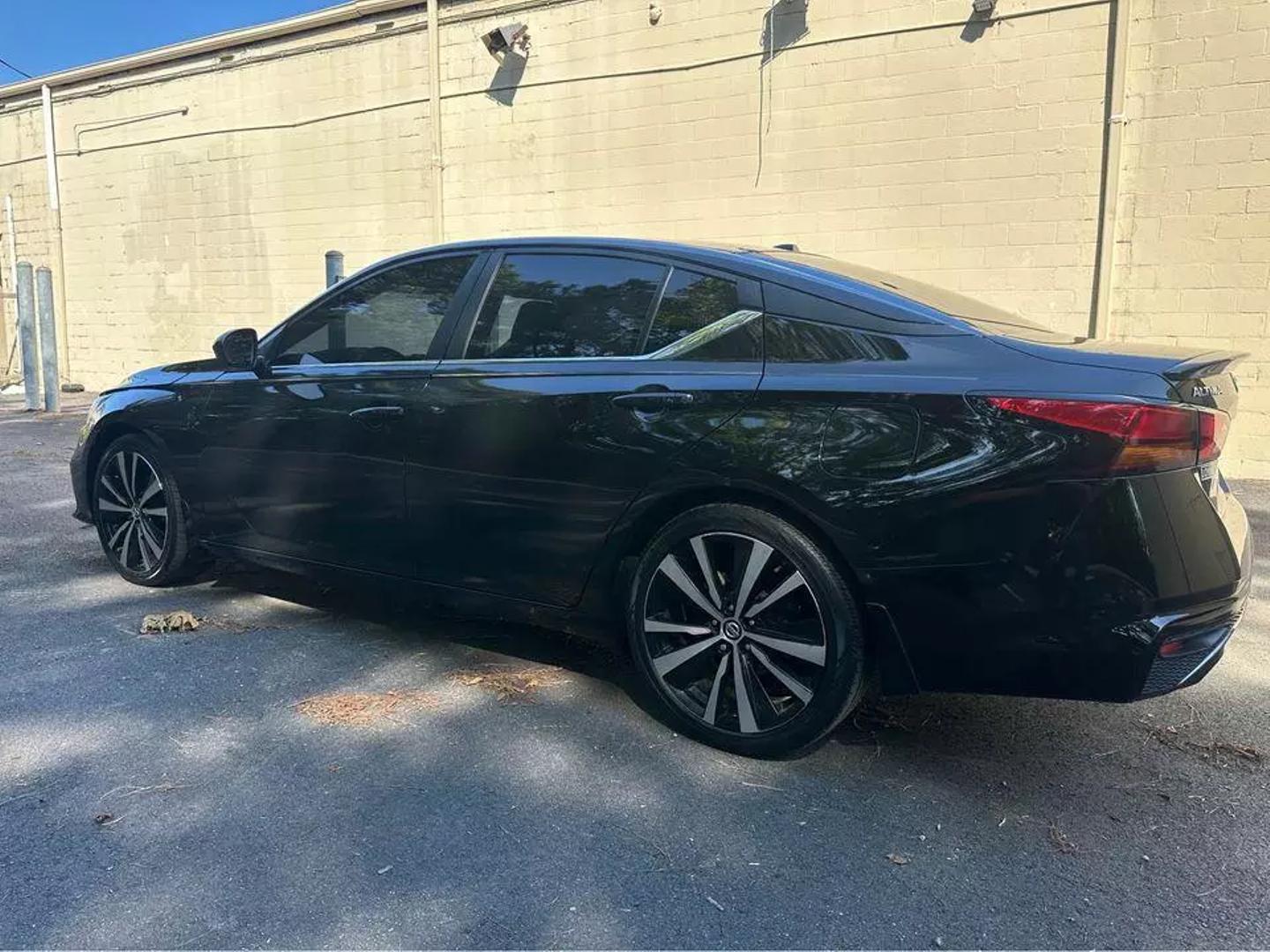 2019 Nissan Altima SR photo 2