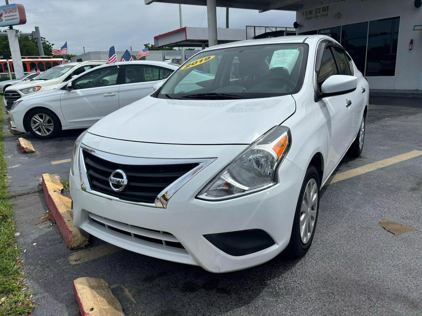 2019 Nissan Versa Sedan SV photo 3