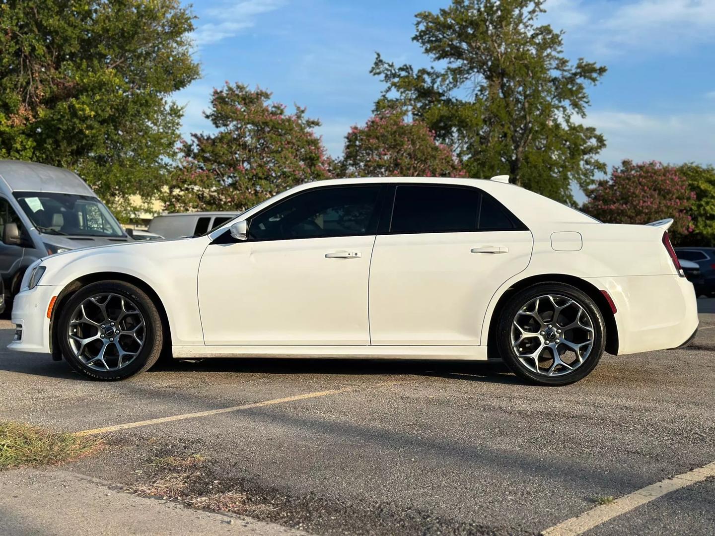 2018 Chrysler 300 - Image 4