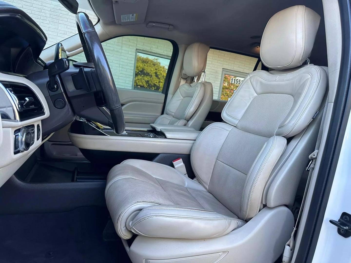 2019 Lincoln Navigator L - Image 22