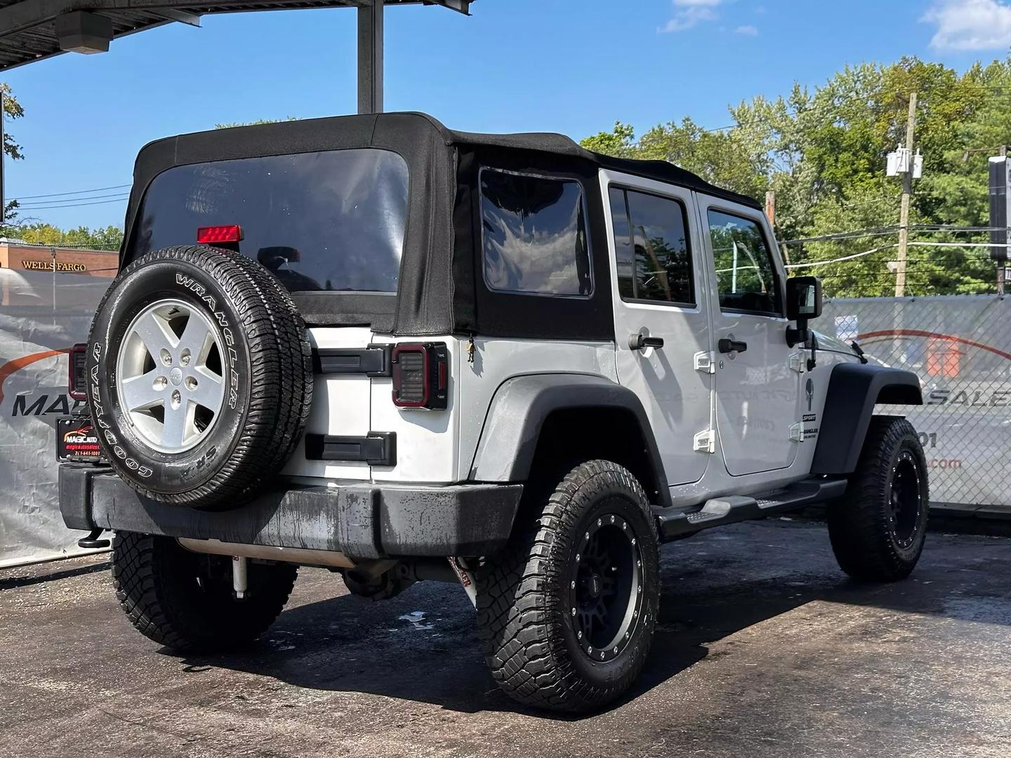 2016 Jeep Wrangler - Image 9