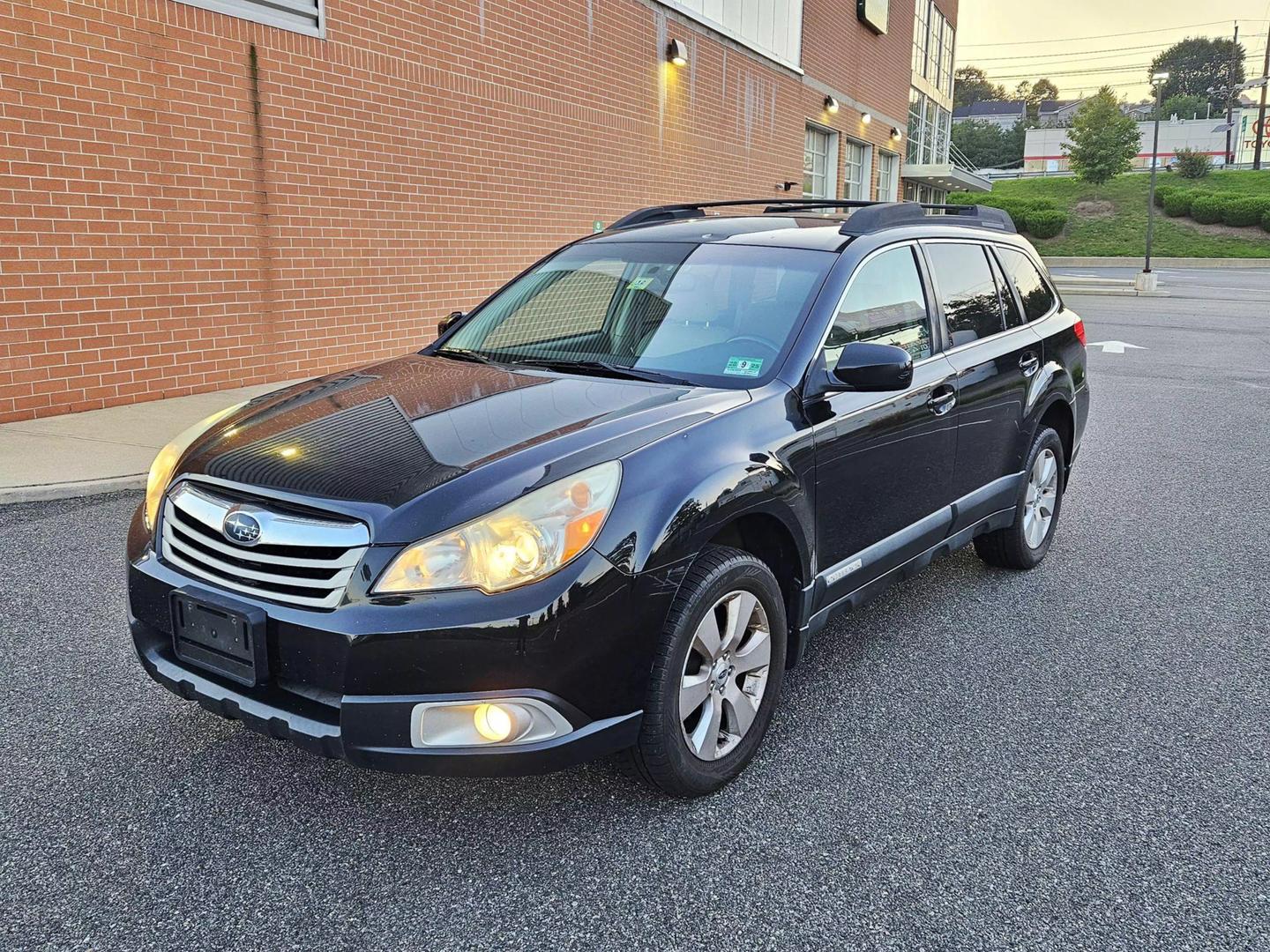 2012 Subaru Outback Premium photo 3