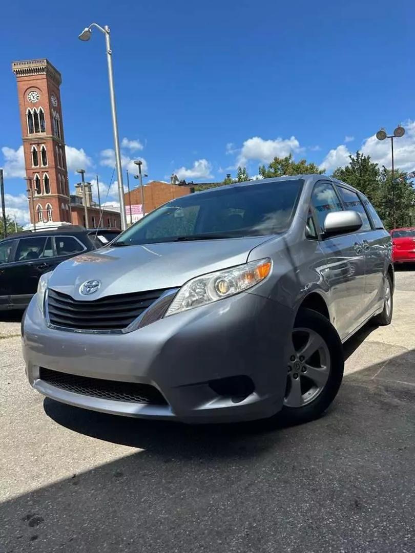 2011 Toyota Sienna LE photo 3