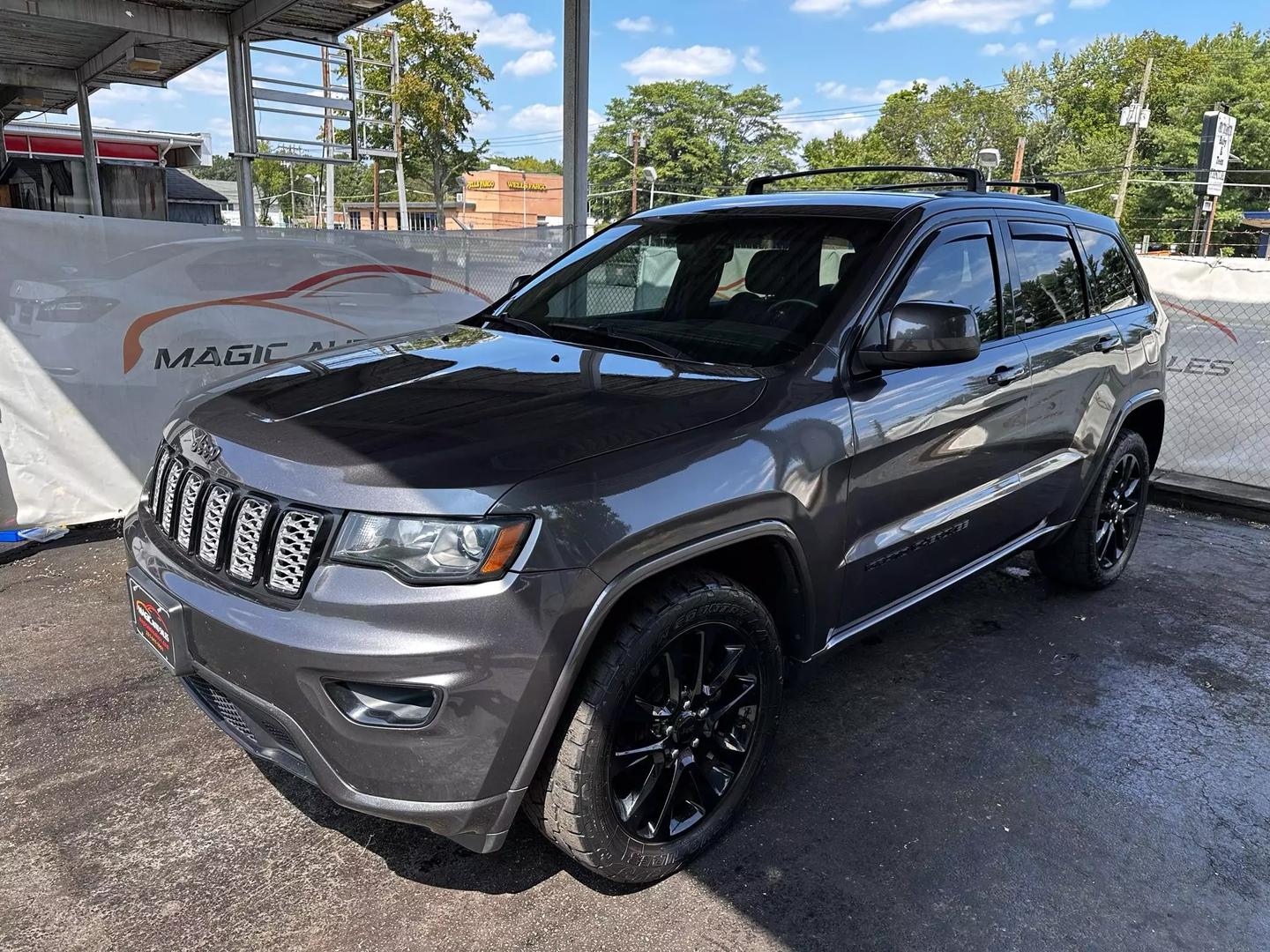 2017 Jeep Grand Cherokee - Image 11