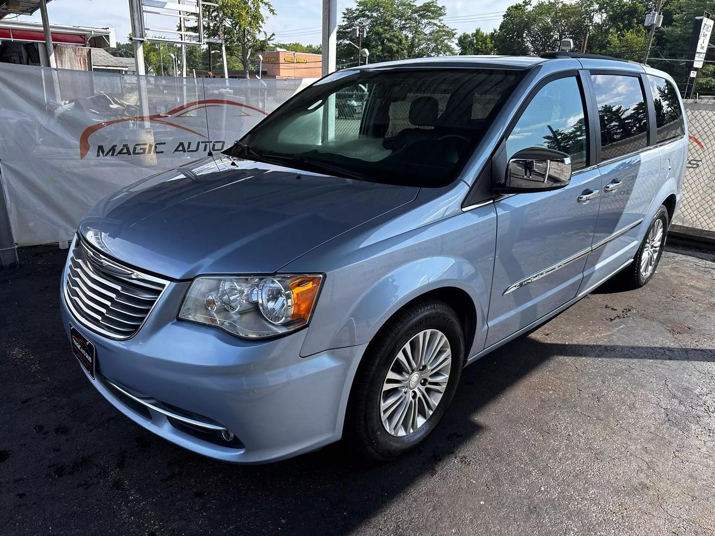 2016 Chrysler Town & Country - Image 11