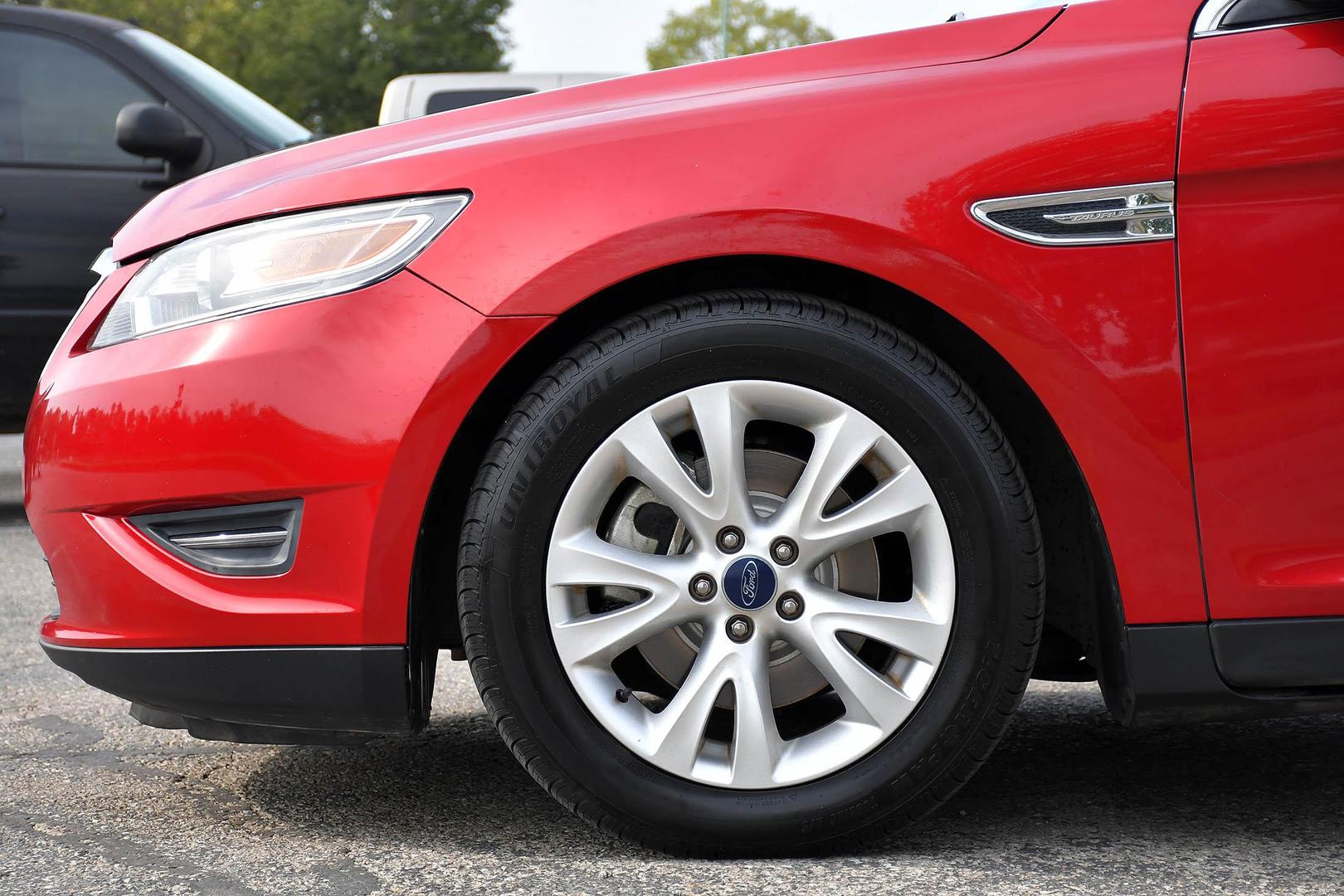 2012 Ford Taurus SEL photo 9