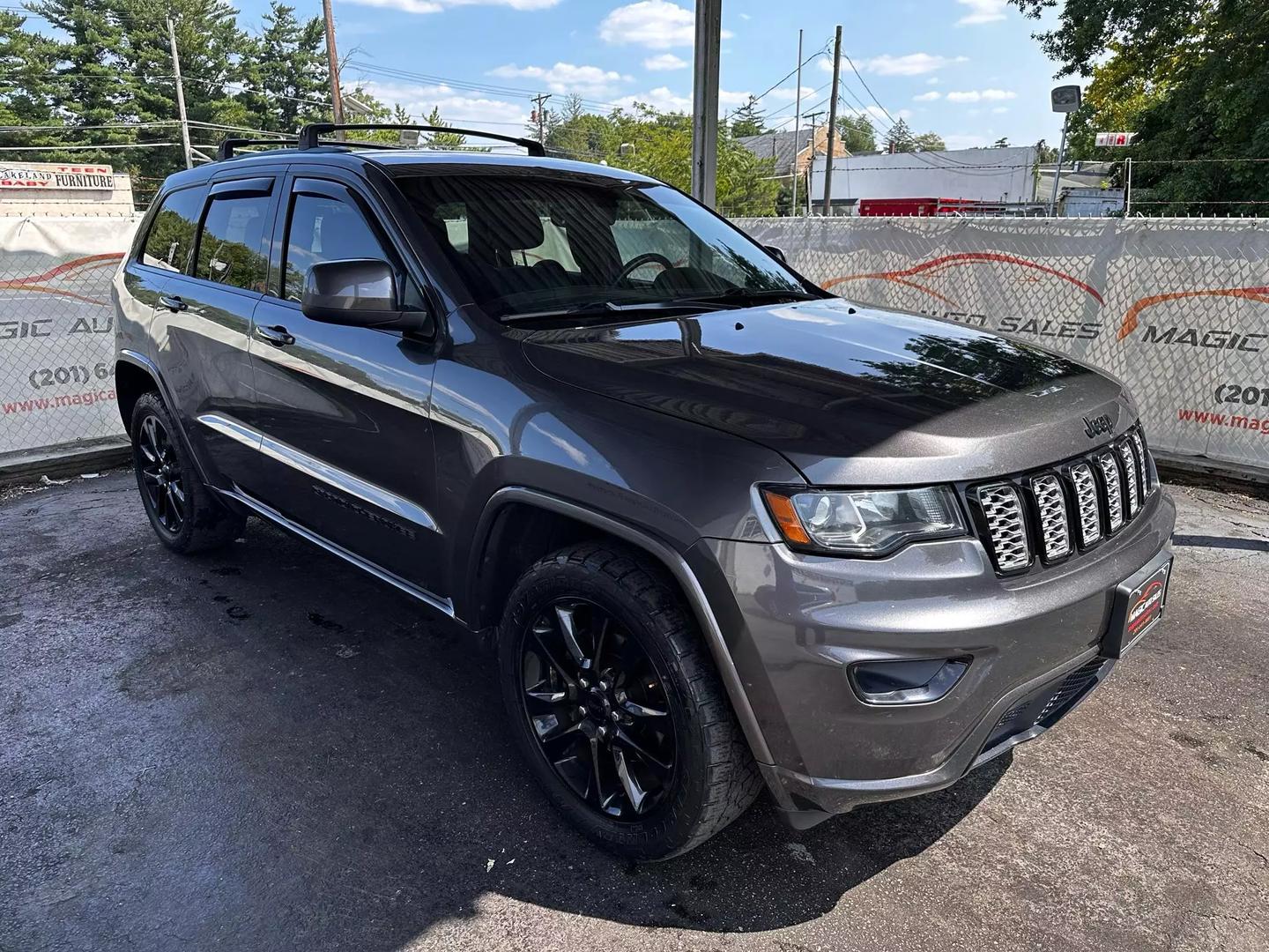 2017 Jeep Grand Cherokee - Image 10