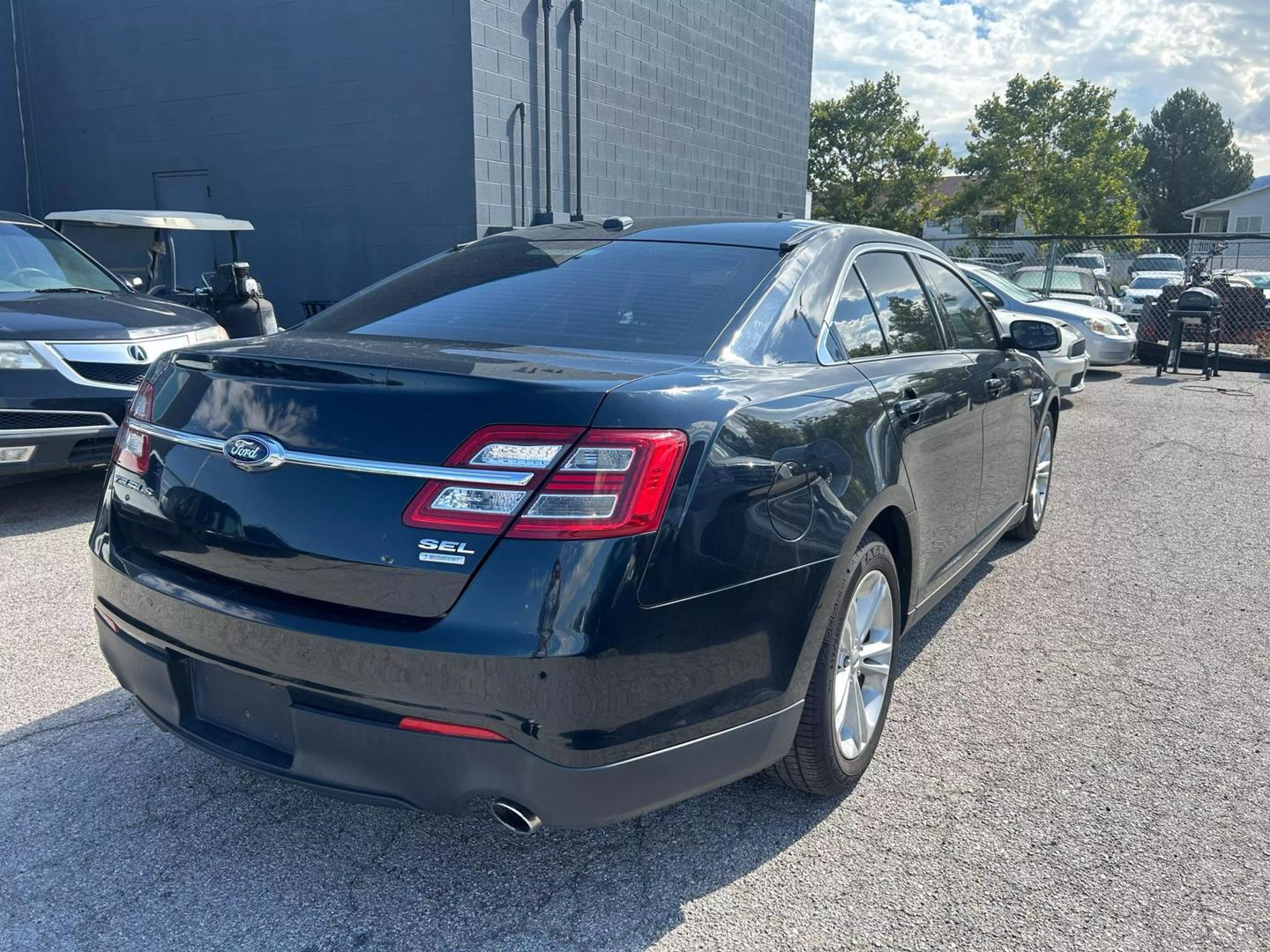 2015 Ford Taurus SEL photo 4