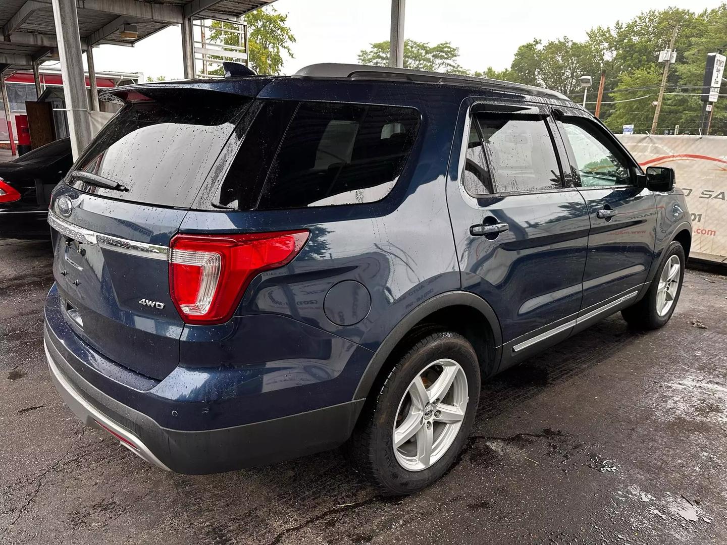 2017 Ford Explorer - Image 12