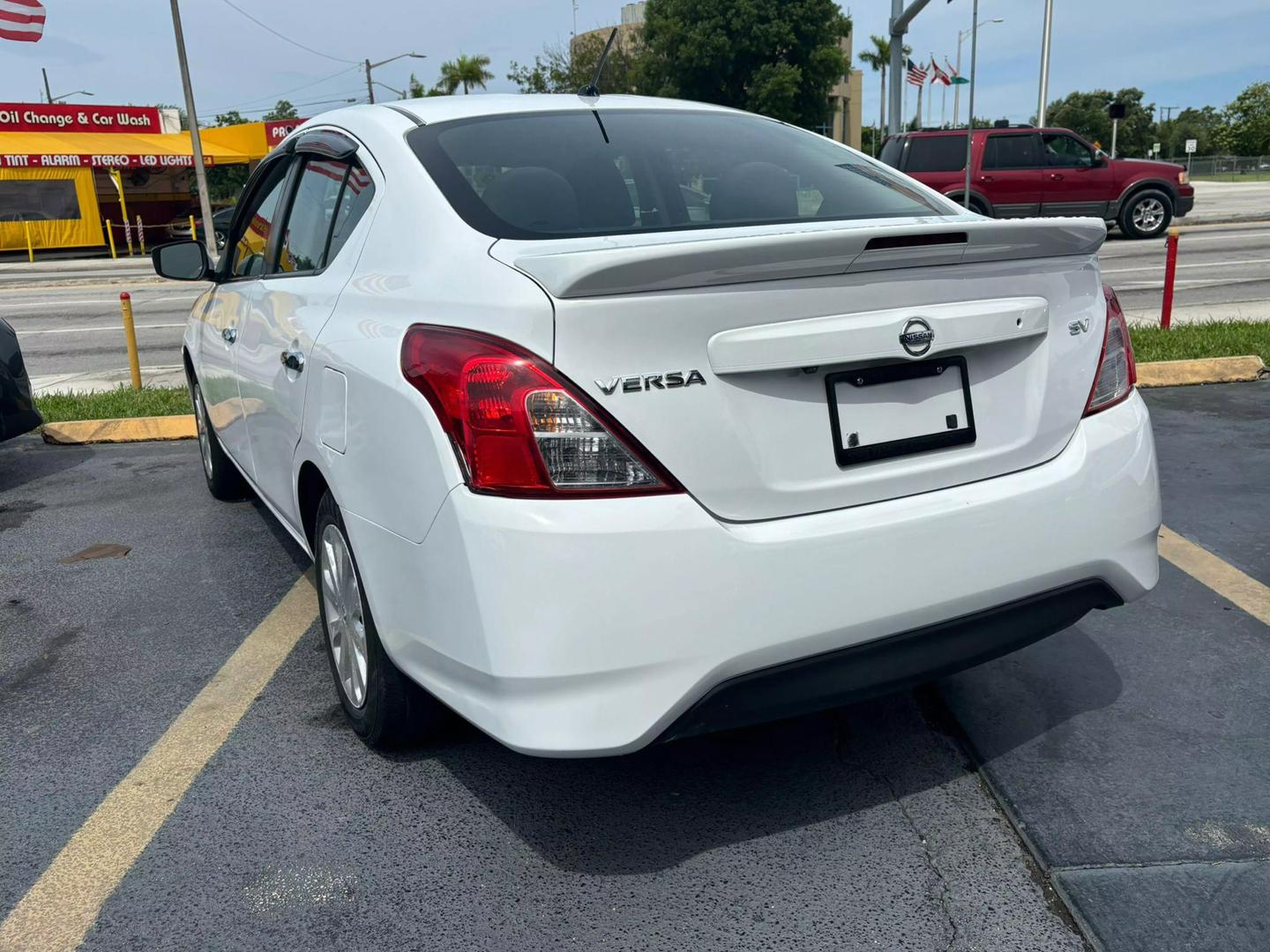 2019 Nissan Versa Sedan SV photo 4