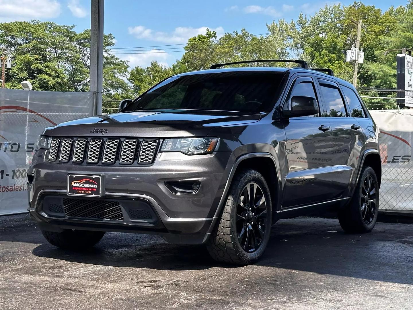 2017 Jeep Grand Cherokee - Image 3