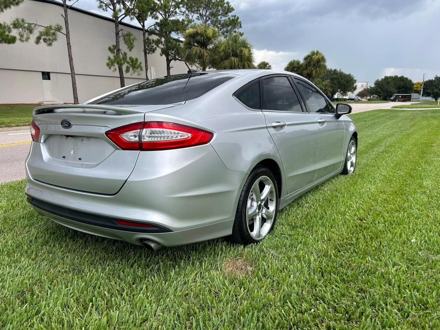 2016 Ford Fusion S photo 5