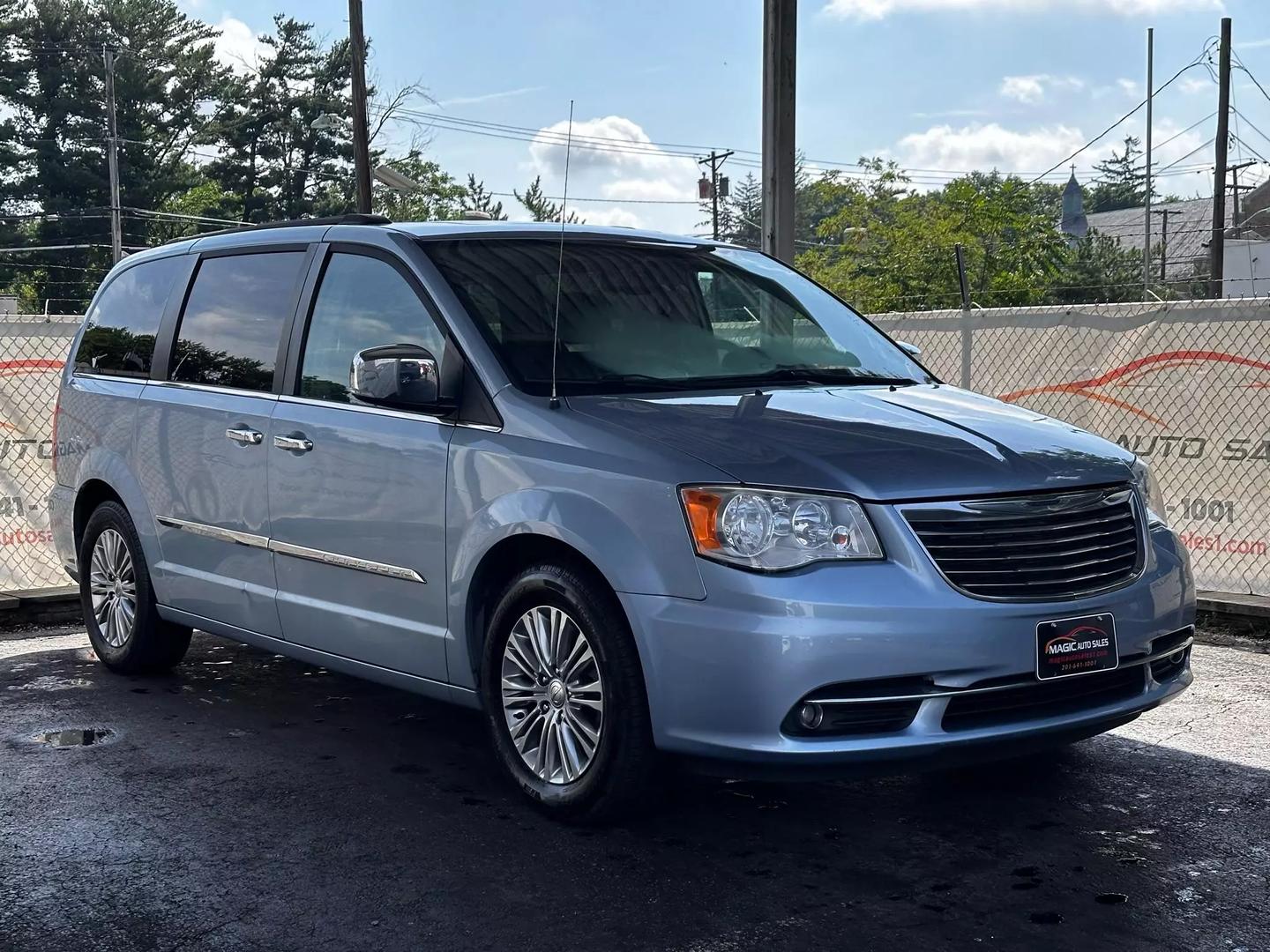 2016 Chrysler Town & Country - Image 6