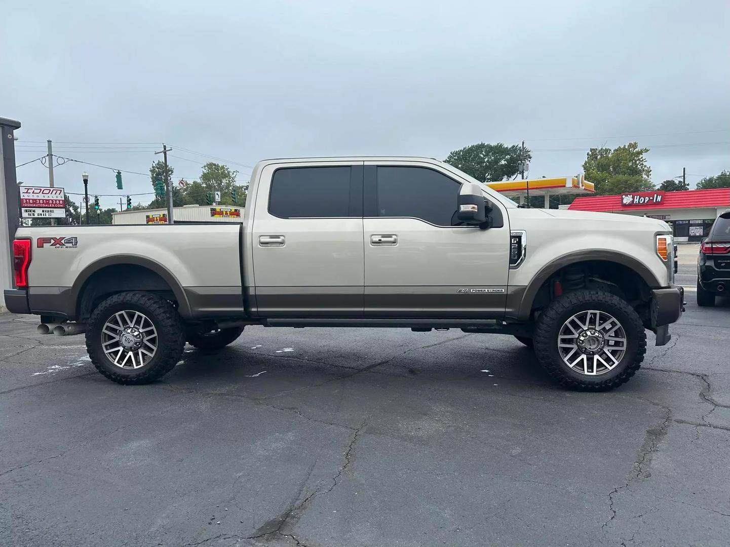 2017 Ford F250 Super Duty Crew Cab - Image 10