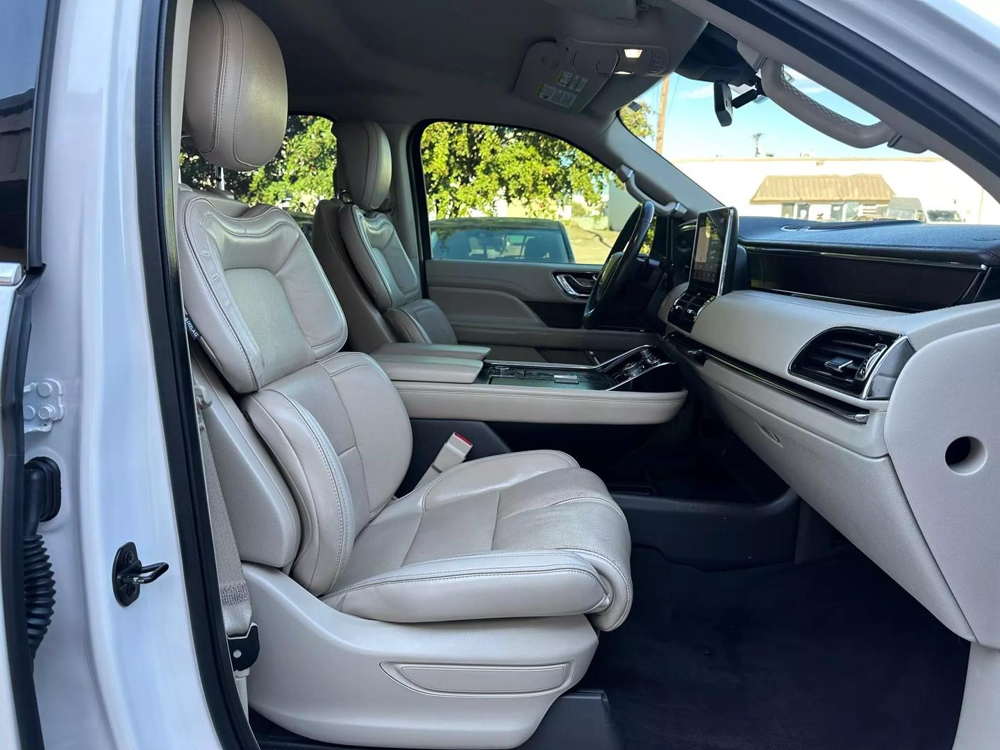 2019 Lincoln Navigator L - Image 33