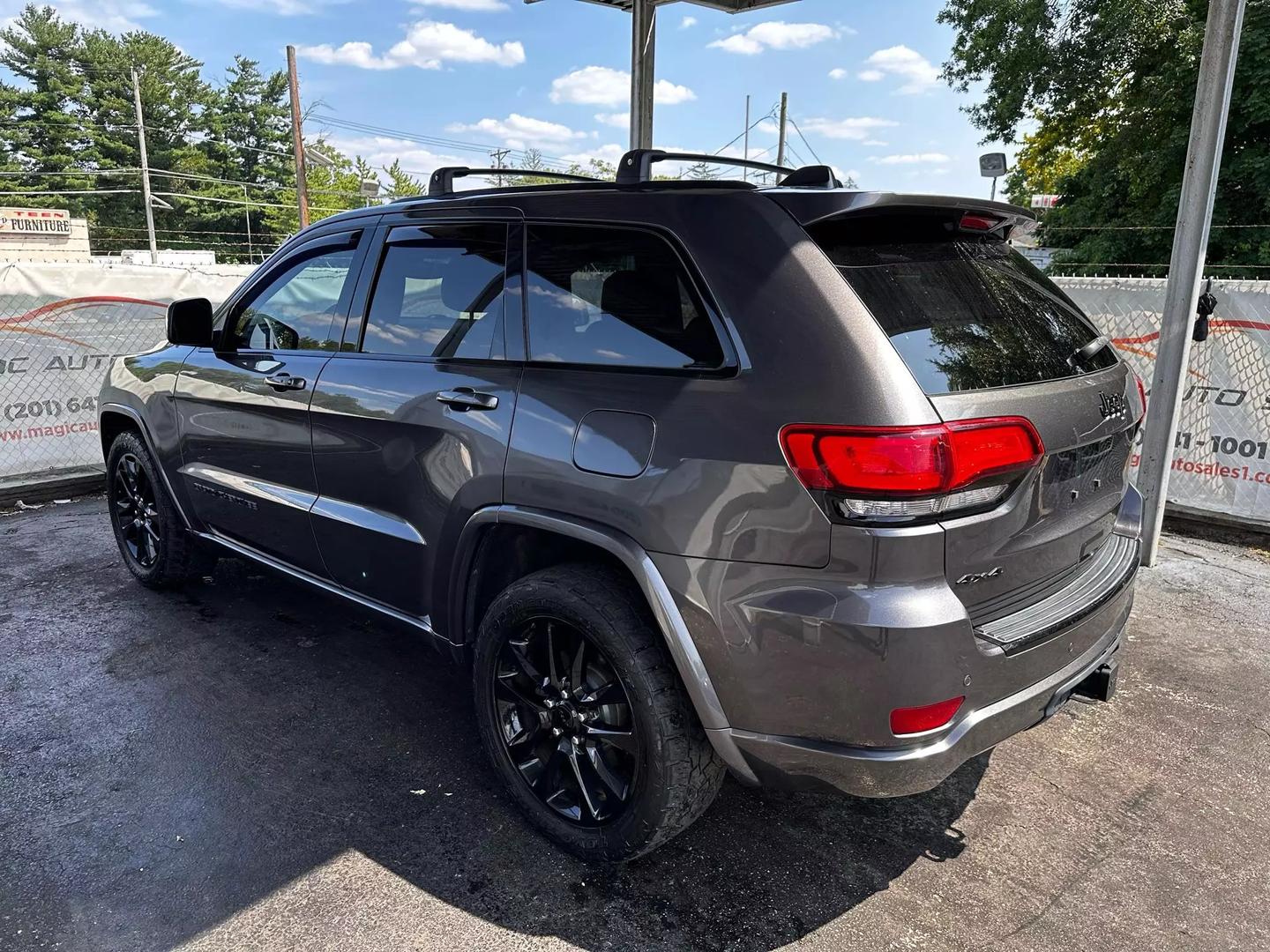 2017 Jeep Grand Cherokee - Image 13